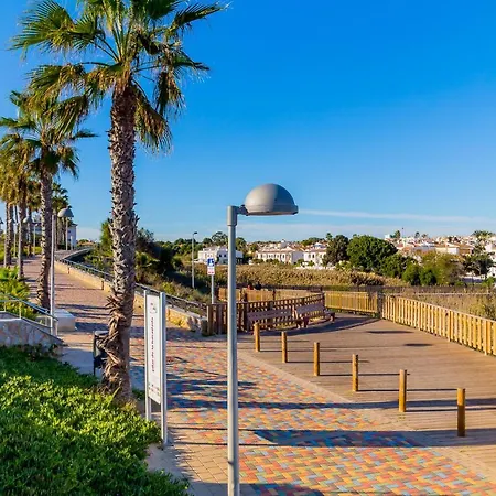 Luxurious 2 Bedroom Near The