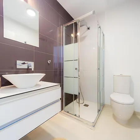 Luxurious 2 Bedroom Near The