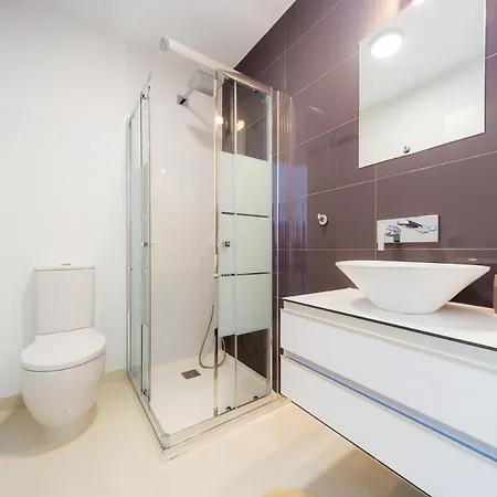Luxurious 2 Bedroom Near The